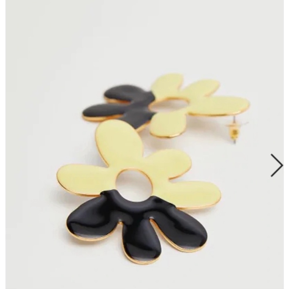 Cute dual colored flower earrings- stud style meaning not dangling